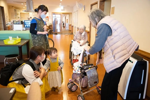 Viện dưỡng lão tại Nhật Bản “tuyển dụng”... các em bé